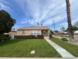 2114 Brundage Ln in Bakersfield, CA - Building Photo