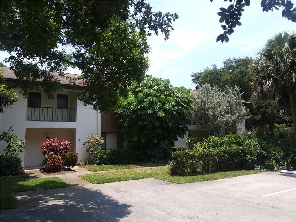 1055 6th Ave in Vero Beach, FL - Foto de edificio