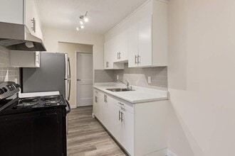 Eighty Nine Collins Apartments in Medicine Hat, AB - Building Photo - Building Photo