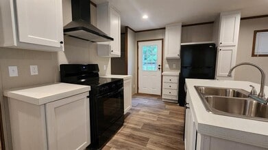 124 Lincoln Dr in Livingston, TX - Building Photo - Building Photo