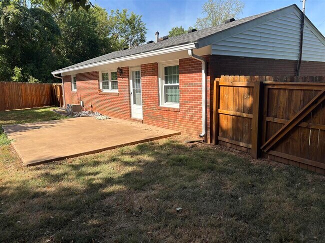 1430 Clayton Ct in Bowling Green, KY - Building Photo - Building Photo