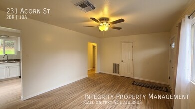 231 Acorn St in Merlin, OR - Foto de edificio - Building Photo