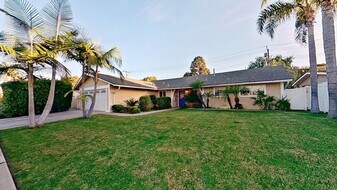 915 Presidio Dr in Costa Mesa, CA - Building Photo