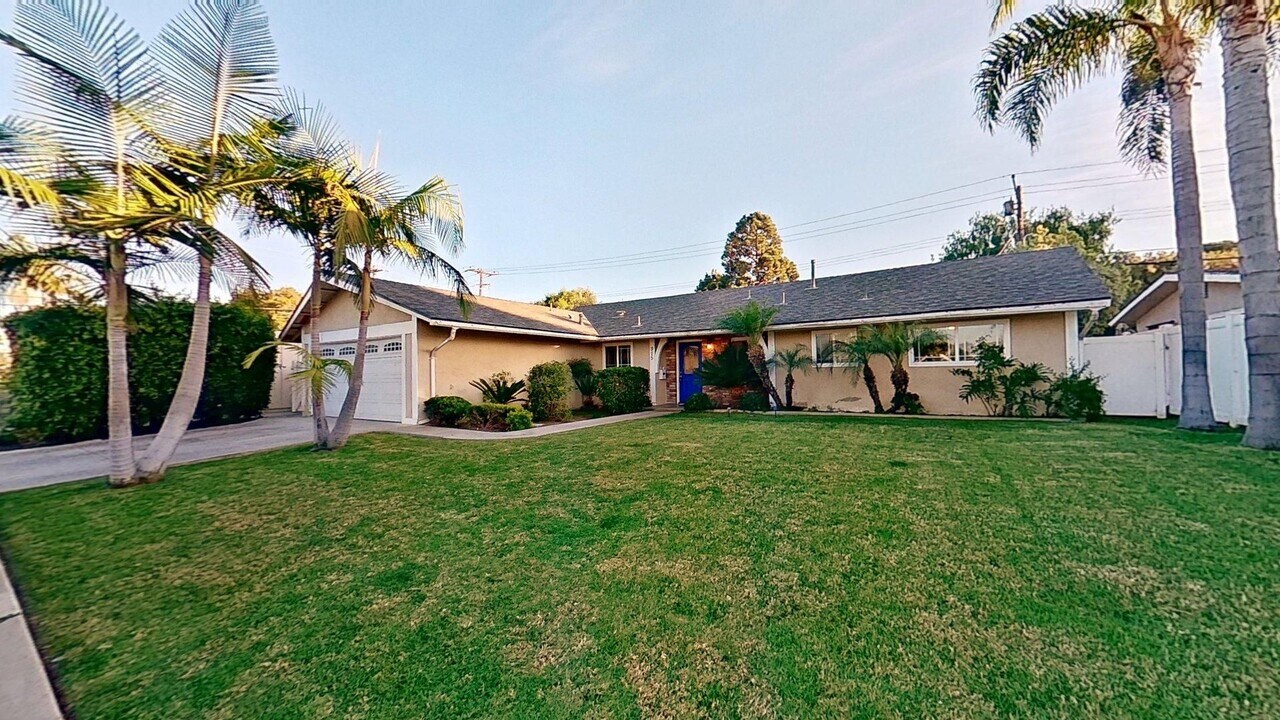 915 Presidio Dr in Costa Mesa, CA - Building Photo