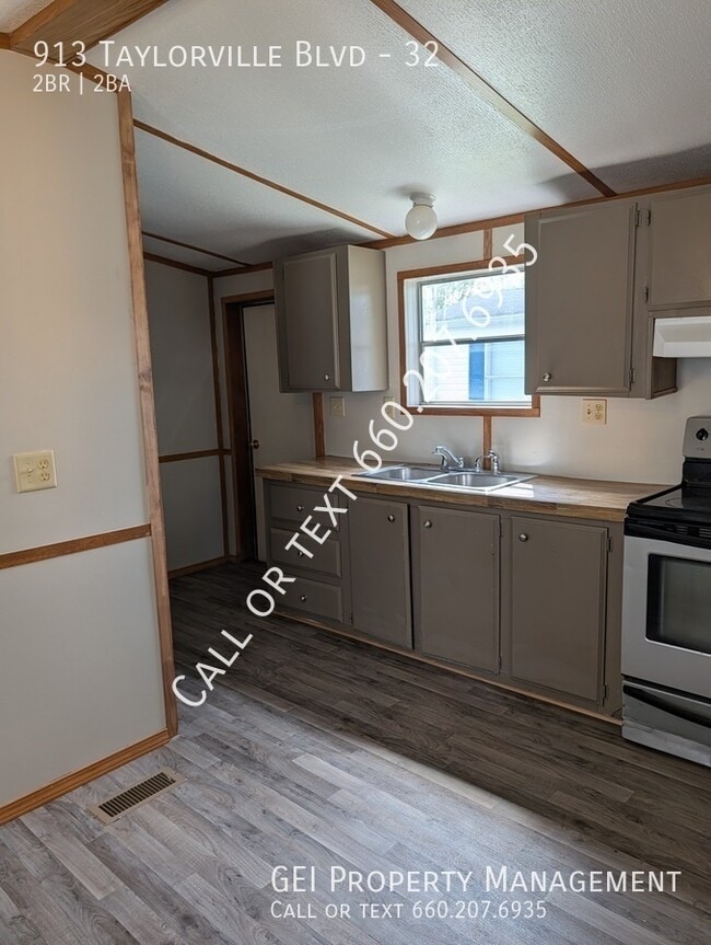 property at 913 N Taylorville Blvd