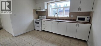 23 Rutherford Dr in Kitchener, ON - Building Photo