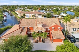 728 Victoria Dr in Cape Coral, FL - Building Photo