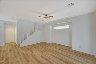 9204 Weeping Hollow Ave in Las Vegas, NV - Building Photo - Building Photo