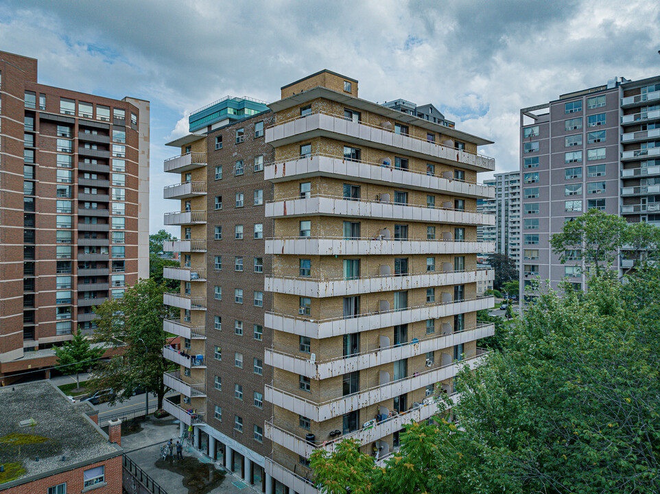 Citadel Manor in Hamilton, ON - Building Photo