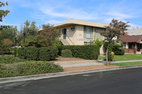 133 S Cedar St in Glendale, CA - Foto de edificio - Building Photo