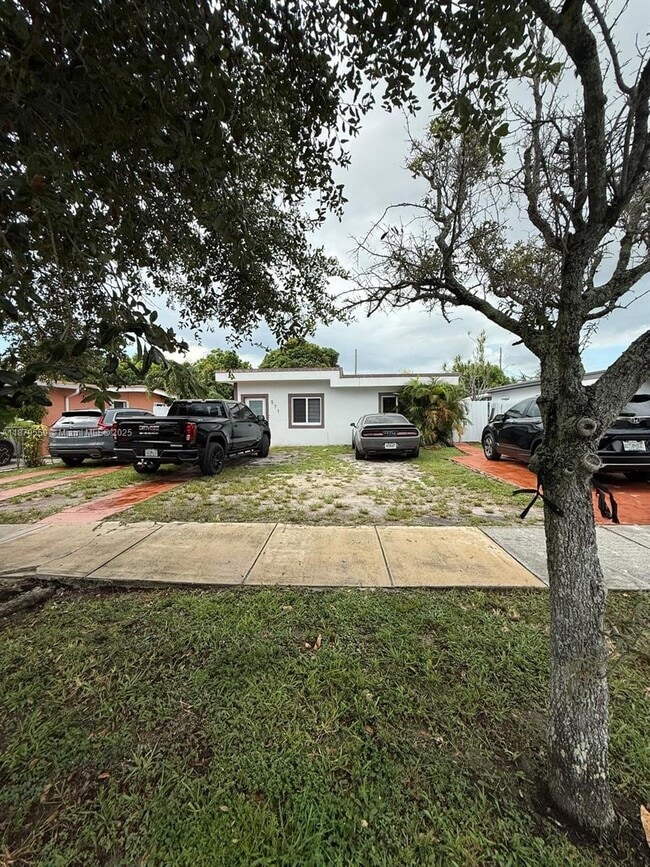 571 E 45th St in Hialeah, FL - Building Photo - Building Photo