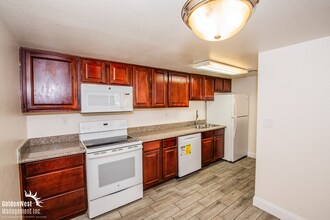 4921 River Glen Dr in Las Vegas, NV - Building Photo - Building Photo