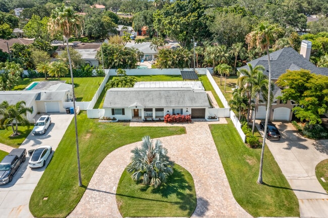1033 Snell Isle Blvd NE in St. Petersburg, FL - Building Photo - Building Photo