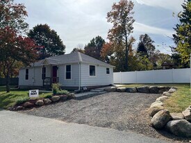 16 Crestwood Rd in Coventry, CT - Building Photo