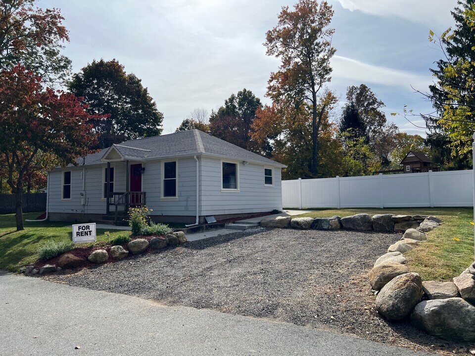 16 Crestwood Rd in Coventry, CT - Building Photo