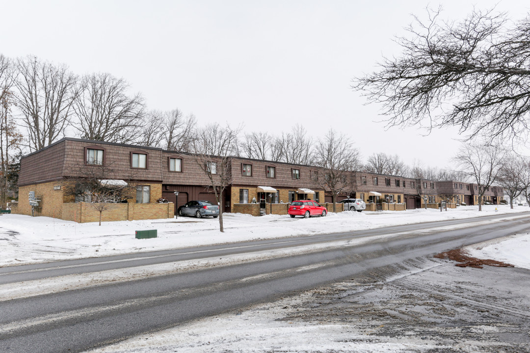 Greenbriar Estates in Parma Heights, OH - Foto de edificio