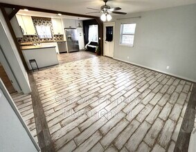 635 W Hillcrest Dr in Mustang, OK - Foto de edificio - Building Photo