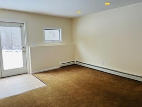 105 Huntingtown Rd in Newtown, CT - Foto de edificio - Building Photo