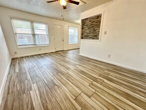 13539 Castilian Dr in Houston, TX - Building Photo - Building Photo