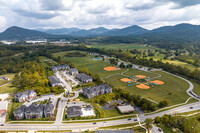 The Groves at Town Center in Fletcher, NC - Foto de edificio - Building Photo