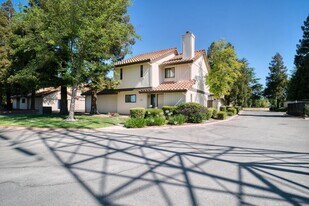 6726 Calvine Rd in Sacramento, CA - Building Photo
