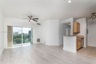 6001 SW 70th St in South Miami, FL - Building Photo - Building Photo