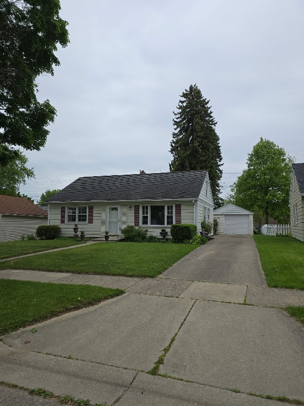 1615 Lenore Ave in Lansing, MI - Building Photo - Building Photo