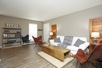 Arbor Place Apartments in Beaumont, TX - Building Photo - Interior Photo