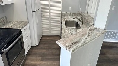 1009 Autumn Woods Ln, Unit APT 109 in Virginia Beach, VA - Building Photo - Building Photo