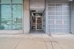 700 W Van Buren St in Chicago, IL - Foto de edificio - Building Photo