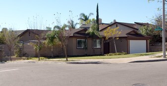 545-549 W Hill Dr in San Bernardino, CA - Building Photo