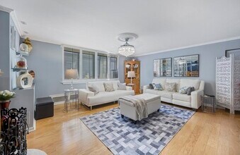 38 Juniper St, Unit 22## in Brookline, MA - Foto de edificio - Building Photo