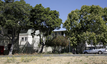 Adeline Apartments in Berkeley, CA - Foto de edificio - Building Photo