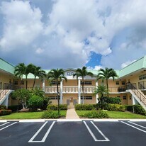 23 Colonial Club Dr, Unit 200 in Boynton Beach, FL - Building Photo