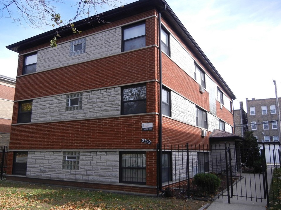 8229 S King Dr in Chicago, IL - Building Photo