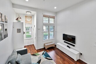 375 Kingston Ct in West New York, NJ - Building Photo - Building Photo