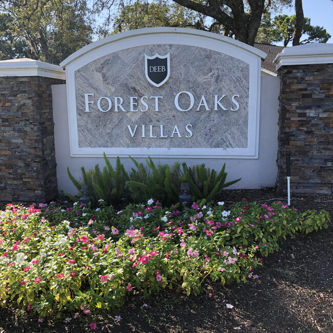 Forest Oaks Villas 55+ in Spring Hill, FL - Foto de edificio - Building Photo