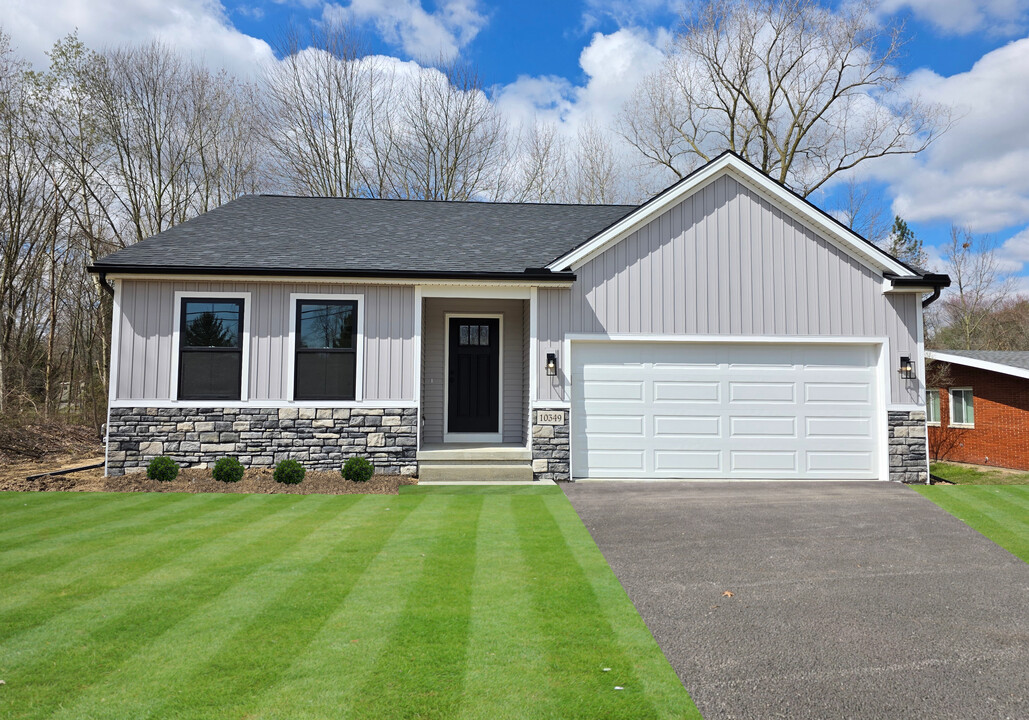 10349 Secor Rd in Temperance, MI - Foto de edificio