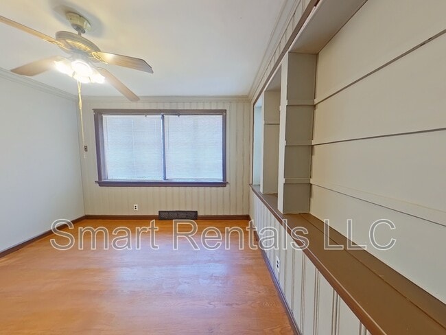 property at 1633 Veronica Ave