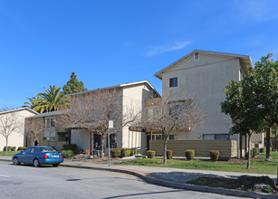 Town Center and Courtyards at Acorn in Oakland, CA - Building Photo - Building Photo