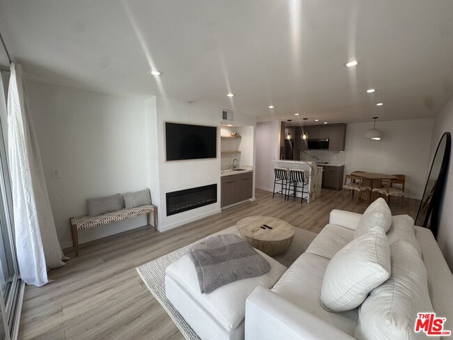 911 Kings Rd in West Hollywood, CA - Foto de edificio - Building Photo