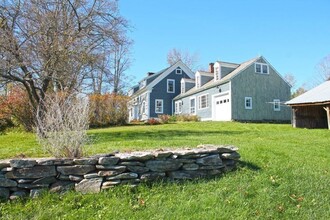 1070 Hell's Peak Rd in Londonderry, VT - Foto de edificio - Building Photo