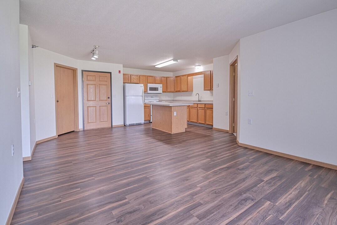 West Ridge Apartments in Grand Forks, ND - Building Photo