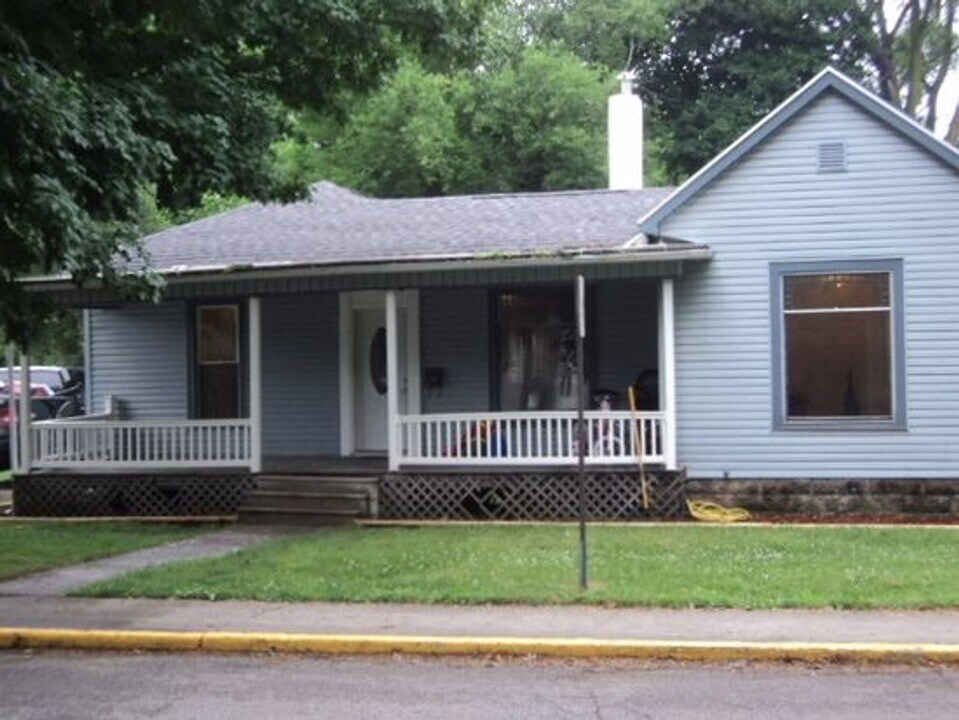 215 N Fort Wayne Ave in Warsaw, IN - Building Photo