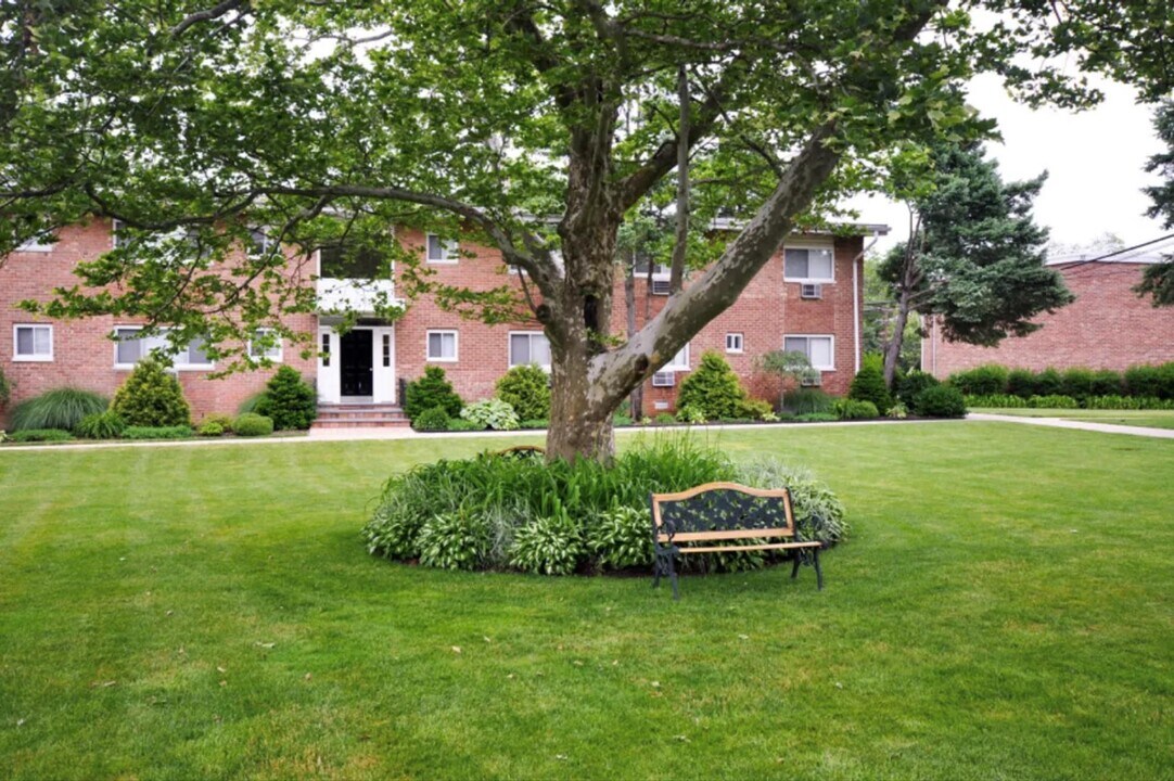 7 Wildwood Gardens in Port Washington, NY - Building Photo
