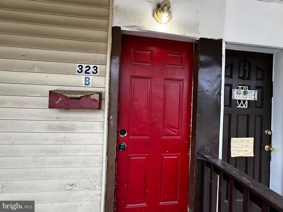 323 E Vine St in Millville, NJ - Building Photo