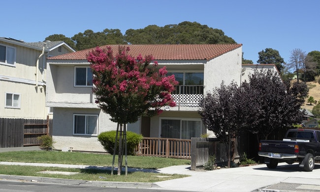 1081 Tennent Ave in Pinole, CA - Foto de edificio - Building Photo