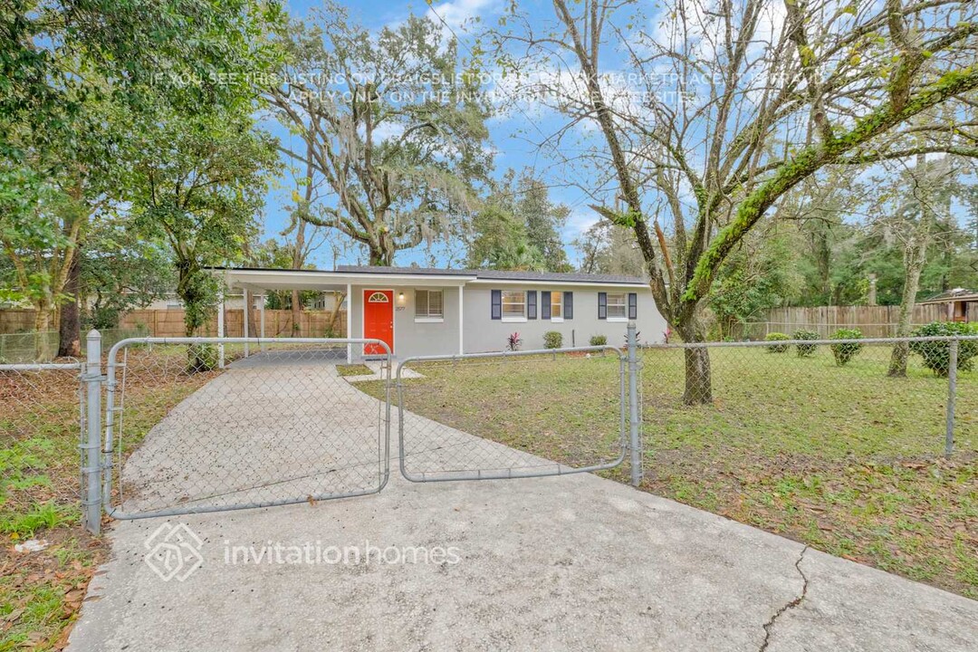 2577 Red Robin Dr E in Jacksonville, FL - Building Photo