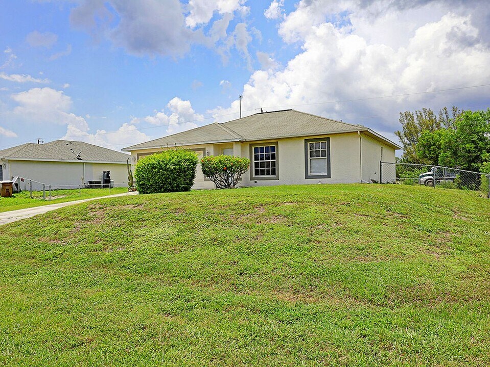 325 NE 30th Terrace in Cape Coral, FL - Building Photo