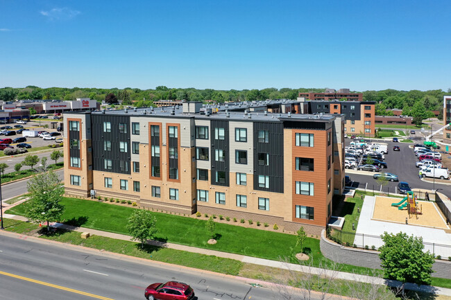 Sonder House Apartments in Brooklyn Center, MN - Foto de edificio - Building Photo